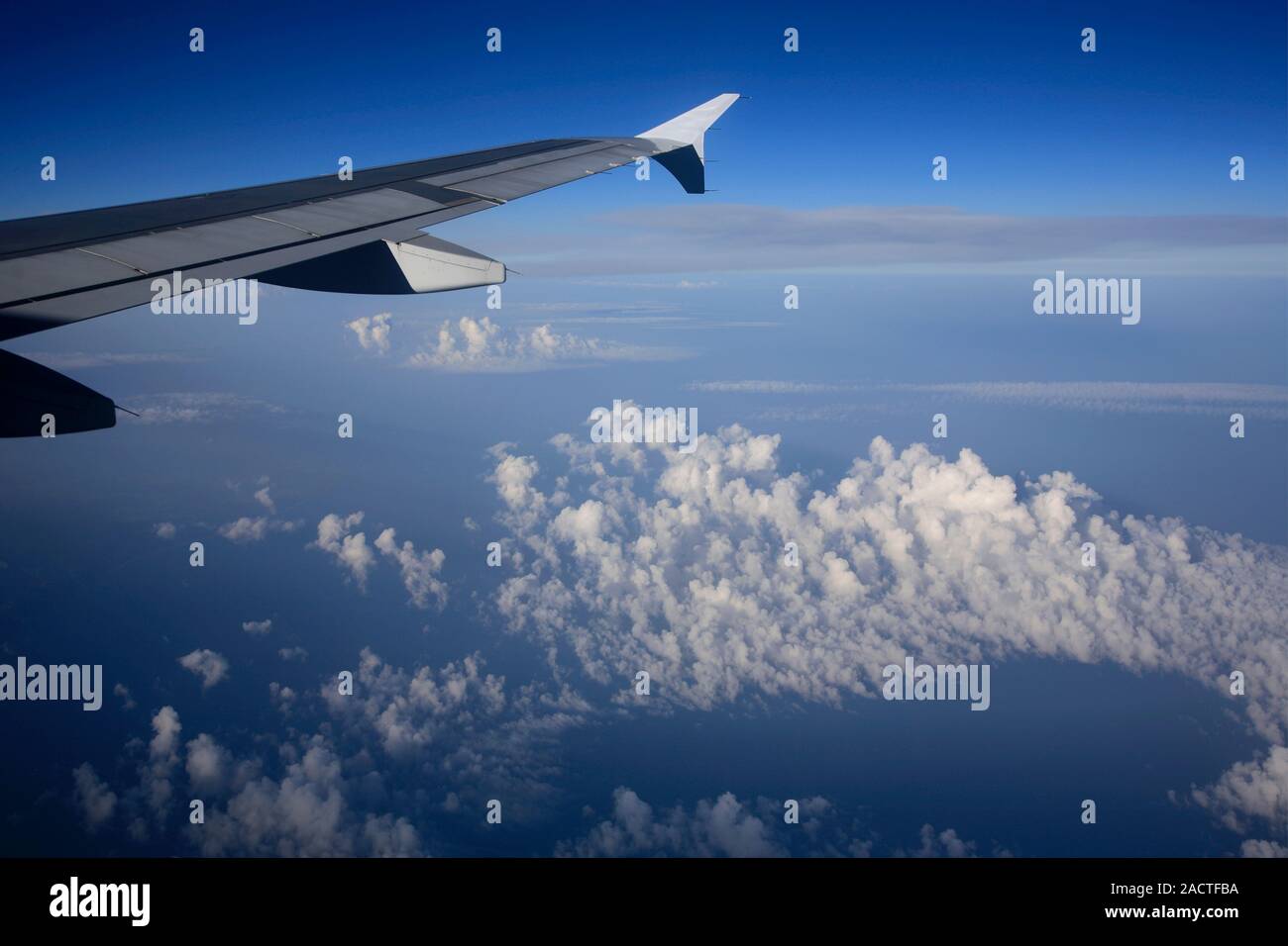 Vue depuis la fenêtre de l'avion survolant la côte anglaise, England, UK Banque D'Images