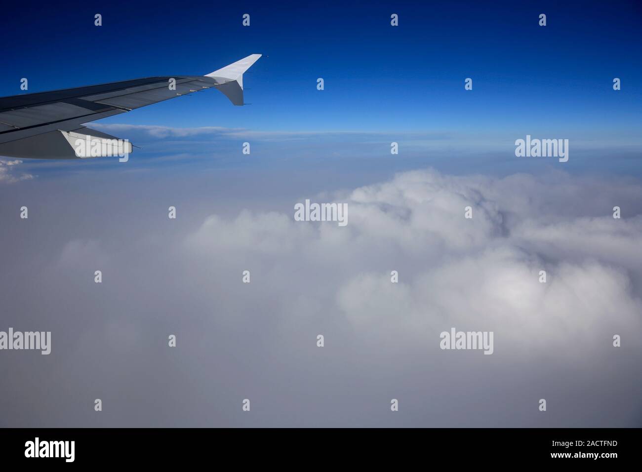 Vue depuis la fenêtre de l'avion survolant la côte anglaise, England, UK Banque D'Images