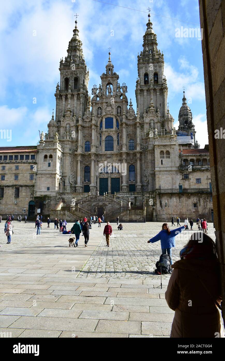 Avec des pèlerins de la cathédrale de la prise de vue à l'étape finale du pèlerinage célèbre Camino de Santiago. Santiago de Compostela, Espagne. 1 décembre 2019. Banque D'Images