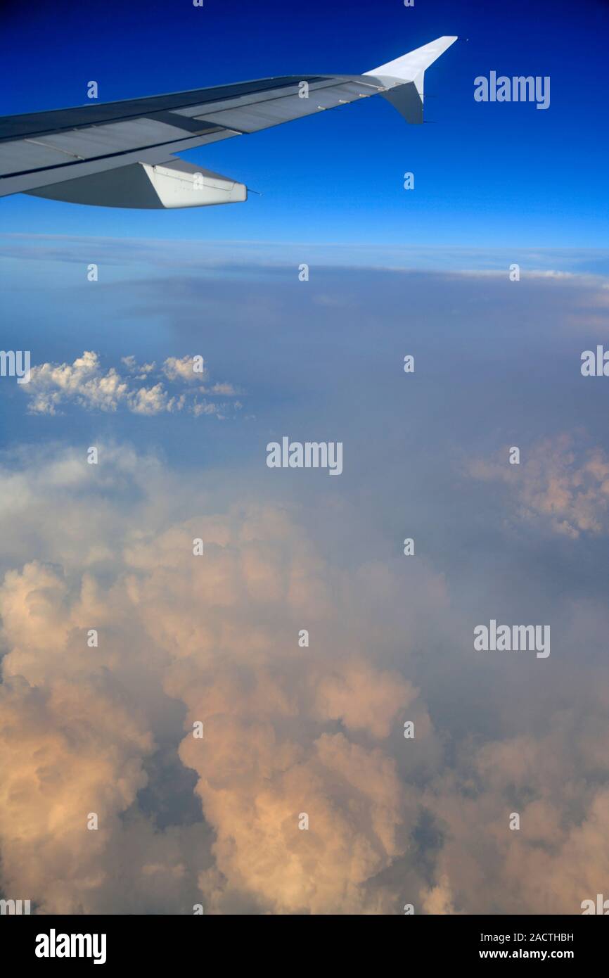 Vue depuis la fenêtre de l'avion survolant la côte anglaise, England, UK Banque D'Images