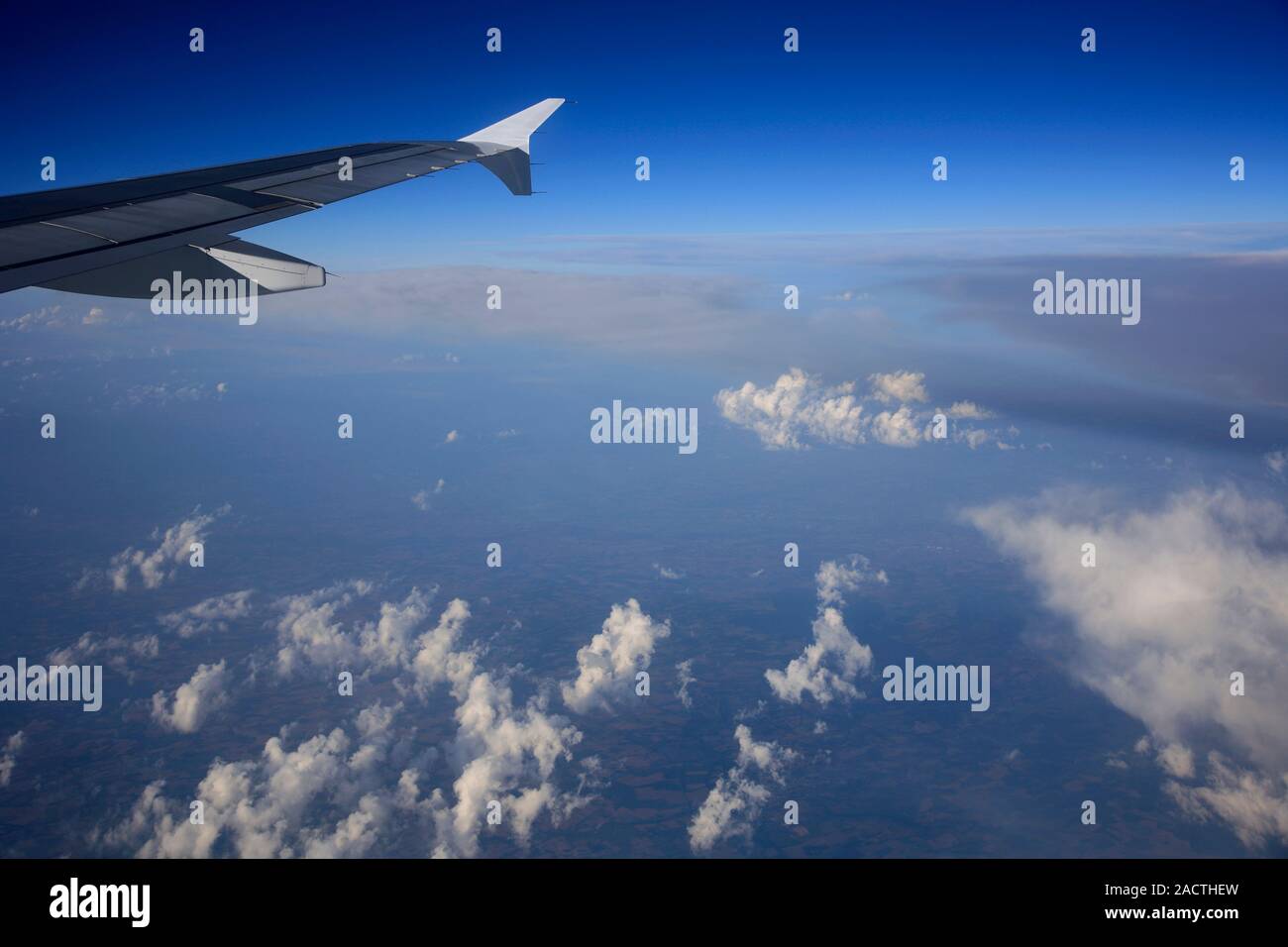 Vue depuis la fenêtre de l'avion survolant la côte anglaise, England, UK Banque D'Images