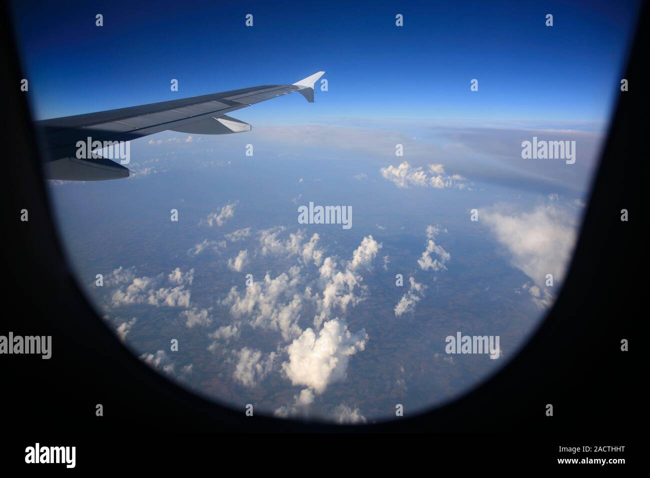 Vue depuis la fenêtre de l'avion survolant la côte anglaise, England, UK Banque D'Images