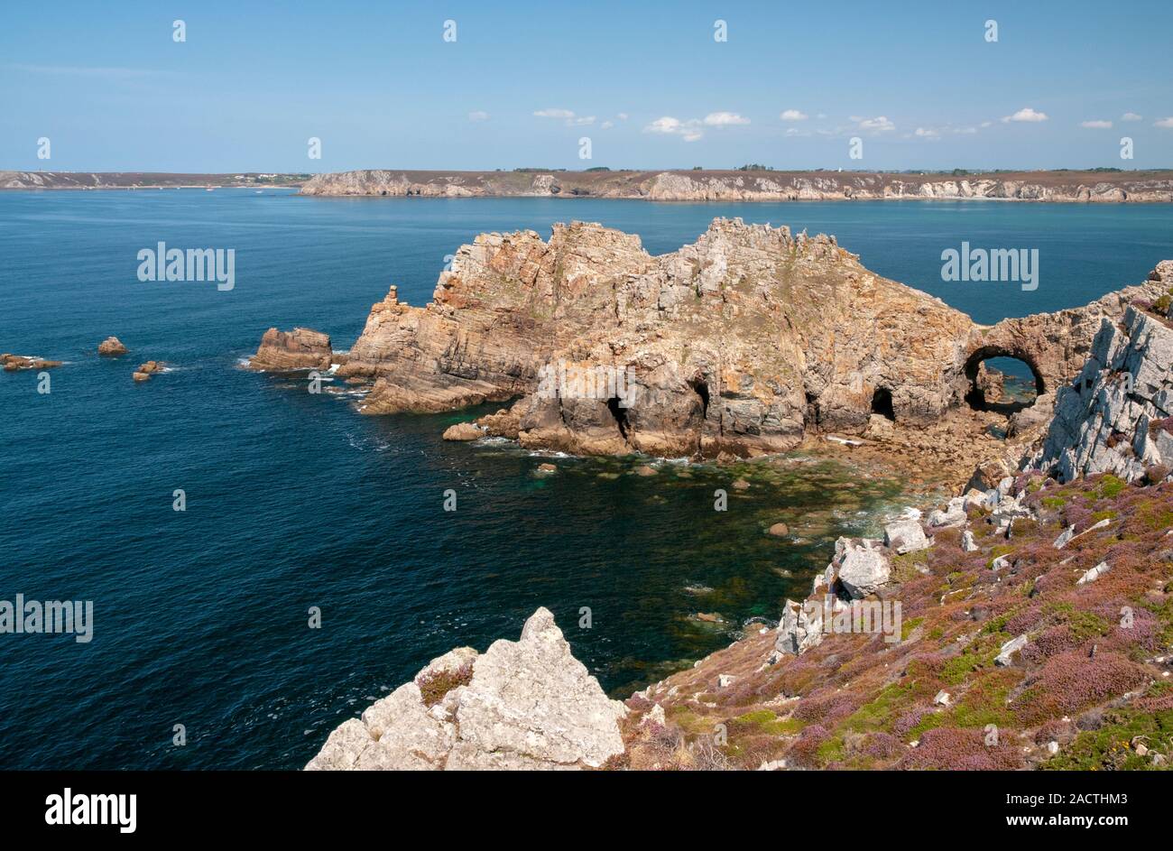 Mer d'Iroise, arche naturelle et ruines du château de la pointe de Dinan, Parc National Régional d'Armorique, la presqu'île de Crozon, Finistère (29), Bretagne, France Banque D'Images