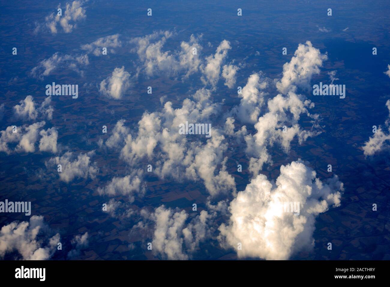 Vue depuis la fenêtre de l'avion survolant la côte anglaise, England, UK Banque D'Images