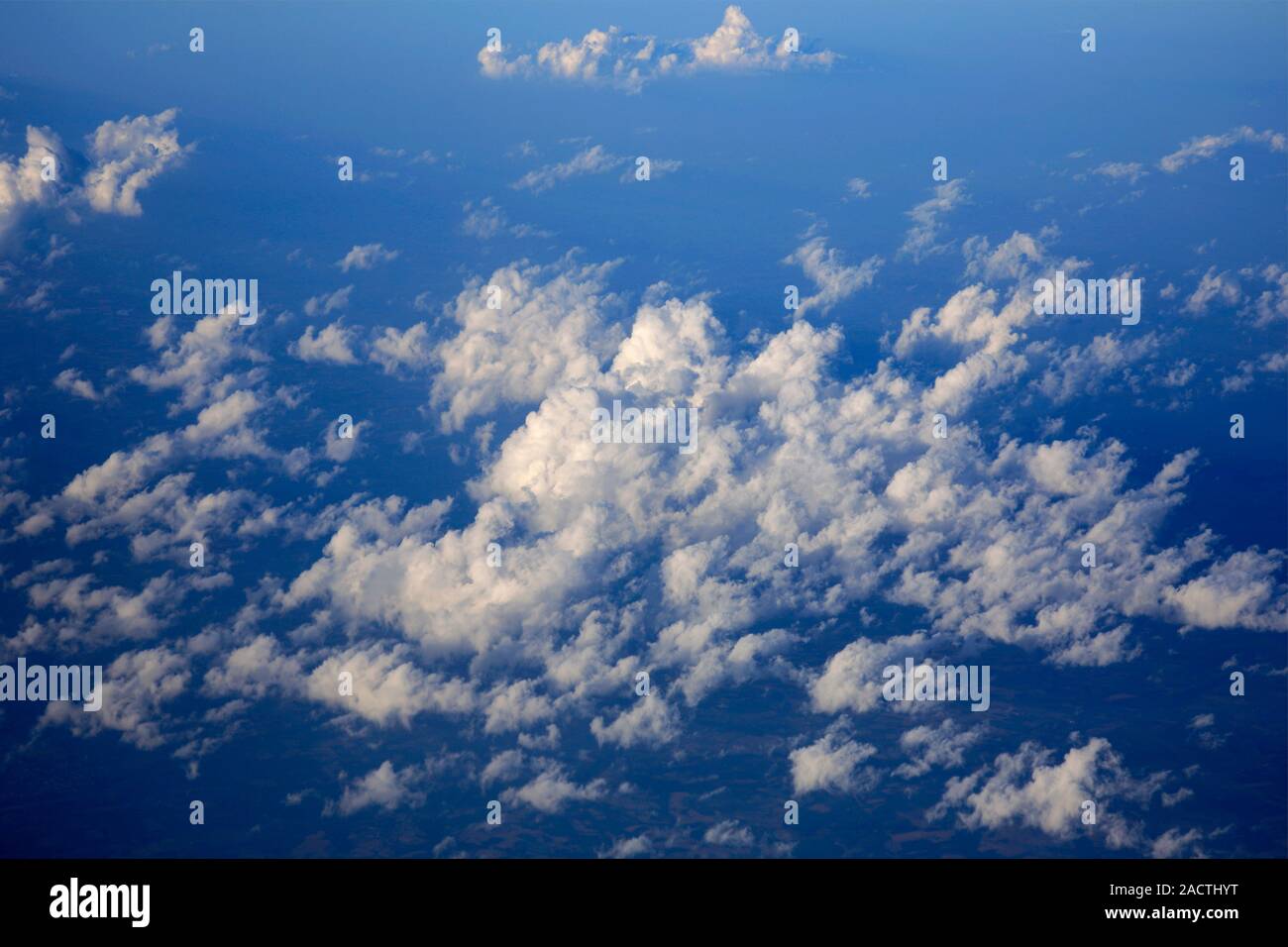 Vue depuis la fenêtre de l'avion survolant la côte anglaise, England, UK Banque D'Images