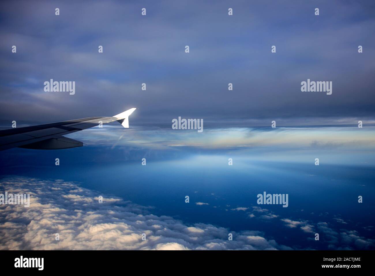 Vue depuis la fenêtre de l'avion survolant la côte anglaise, England, UK Banque D'Images