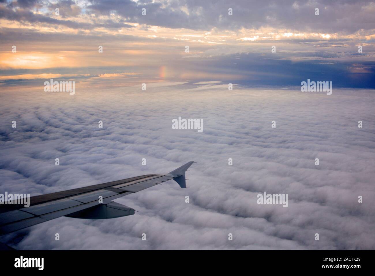 Vue depuis la fenêtre de l'avion survolant la côte anglaise, England, UK Banque D'Images