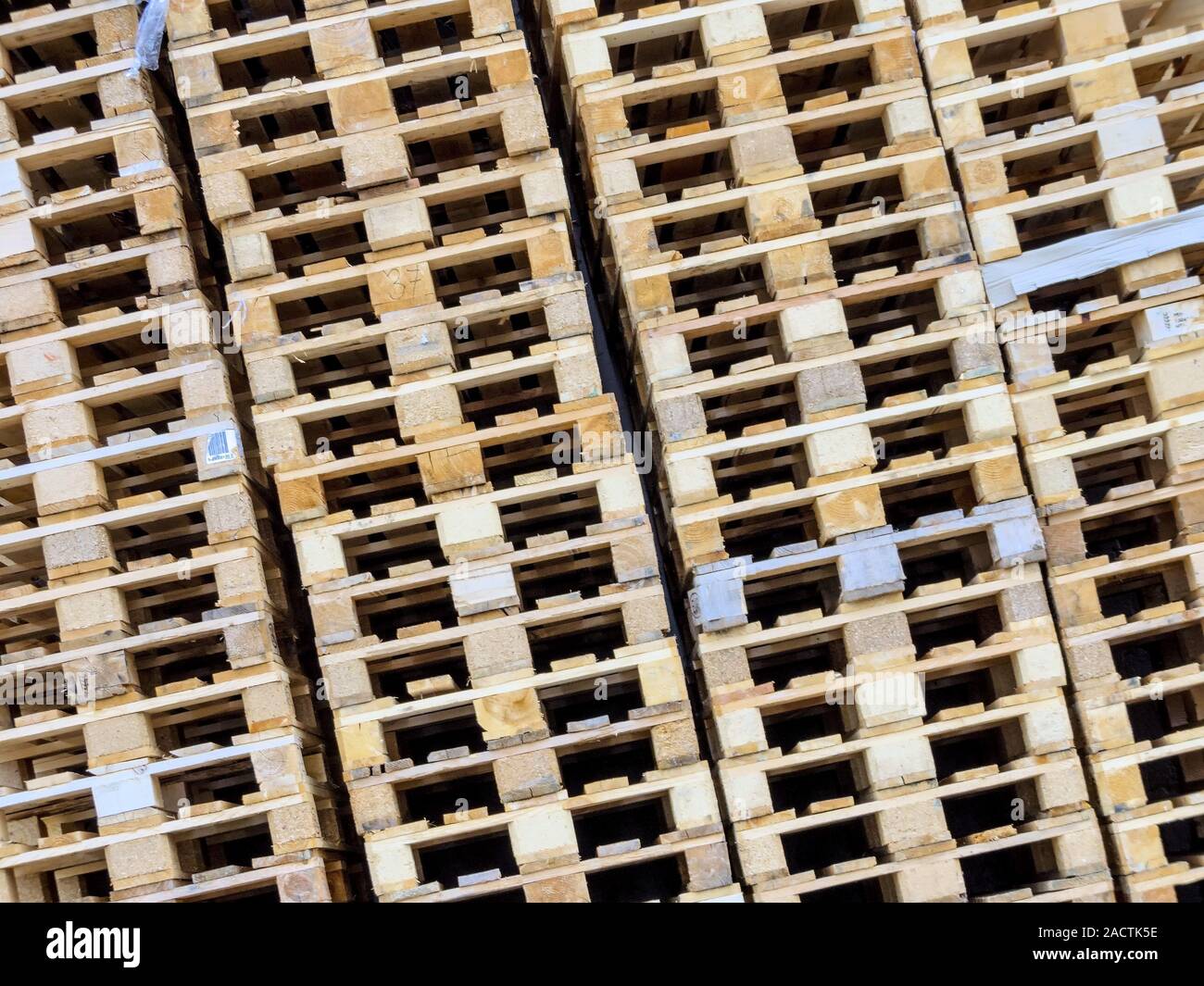 Palettes de transport empilées Banque D'Images