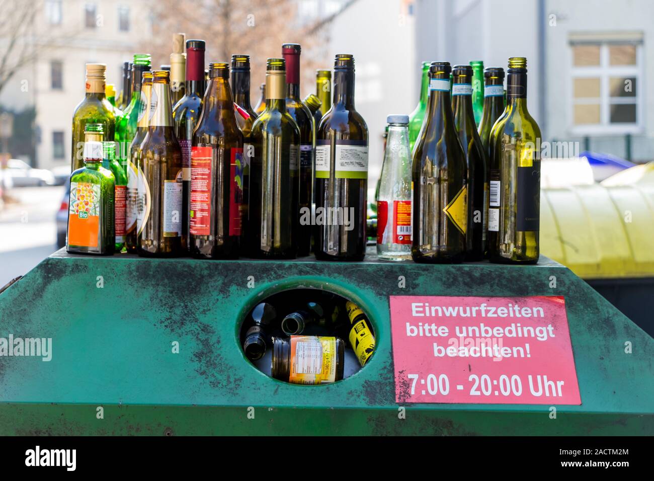 Déchets de verre sont recueillis Banque D'Images