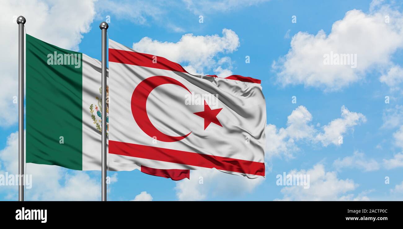 Le Mexique et le nord de Chypre drapeaux dans le vent contre ciel bleu nuageux blanc ensemble. Concept de diplomatie, de relations internationales. Banque D'Images