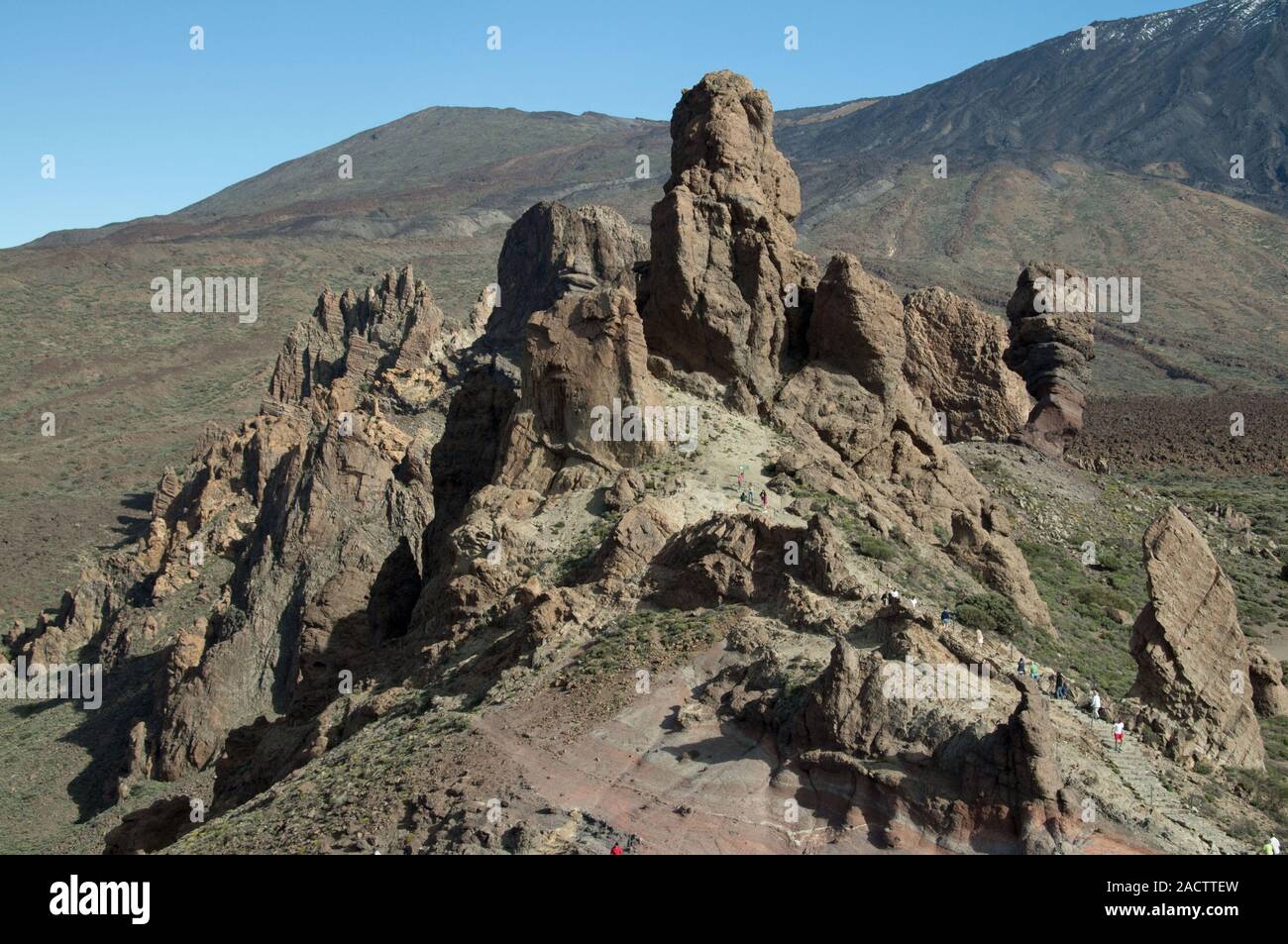 Roques de Garcia, lava rock formations, derrière eux le Pico del Teide, 3718m, Parque Nacional de las Cañadas del Teide, Teide Banque D'Images