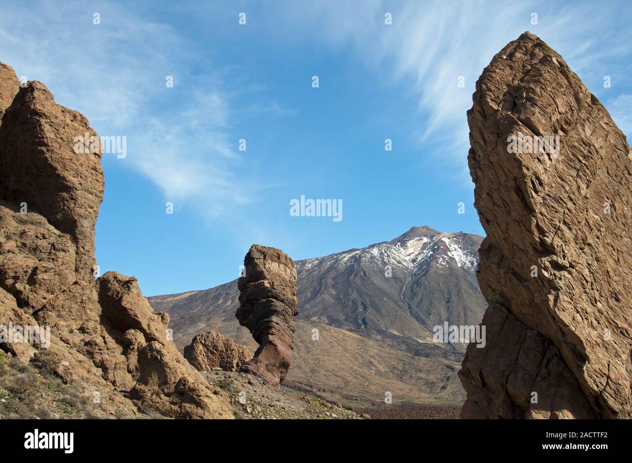 Roques de Garcia, lava rock formations, derrière eux le Pico del Teide, 3718m, Parque Nacional de las Cañadas del Teide, Teide Banque D'Images