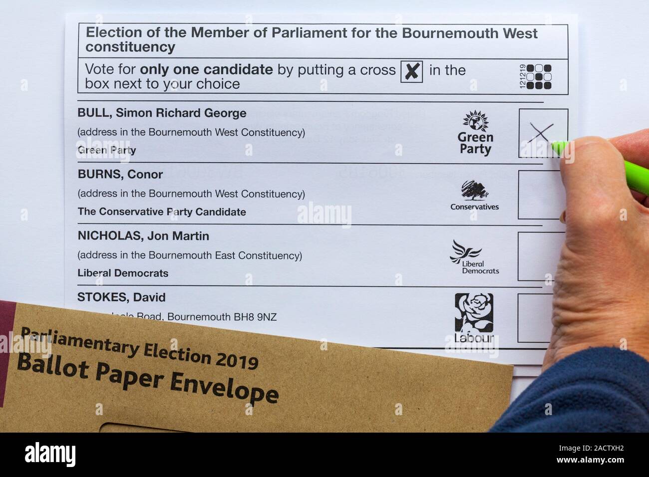 Les candidats à l'ouest de Bournemouth circonscription le bulletin de vote pour l'élection générale 2019 parlementaire au Royaume-Uni - X contre le Parti Vert - vote Banque D'Images
