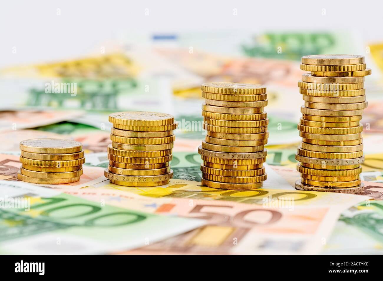 Pile de pièces en argent, courbe ascendante Banque D'Images