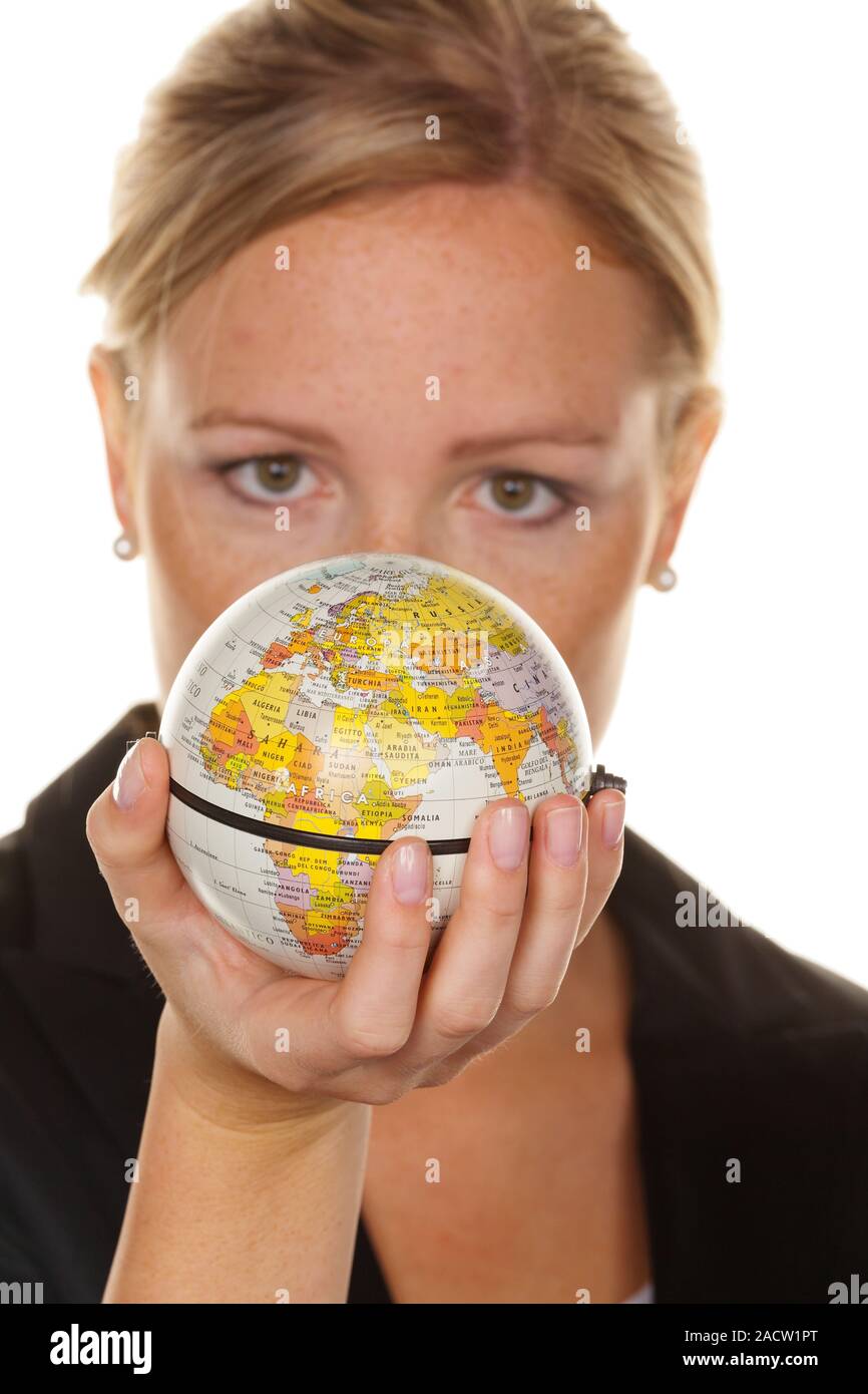 Les femmes avec un globe dans leurs mains Banque D'Images