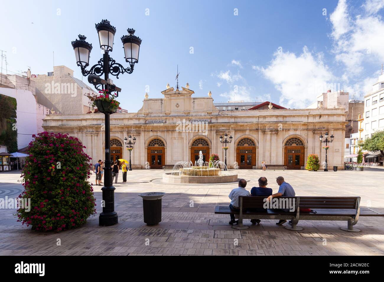 Mercat Central de Castello, Castellon de la Plana, Espagne - 2019.08.10. Les aînés assis sur un banc dans l'ombre - à partir de l'été au repos au soleil place principale. O Banque D'Images