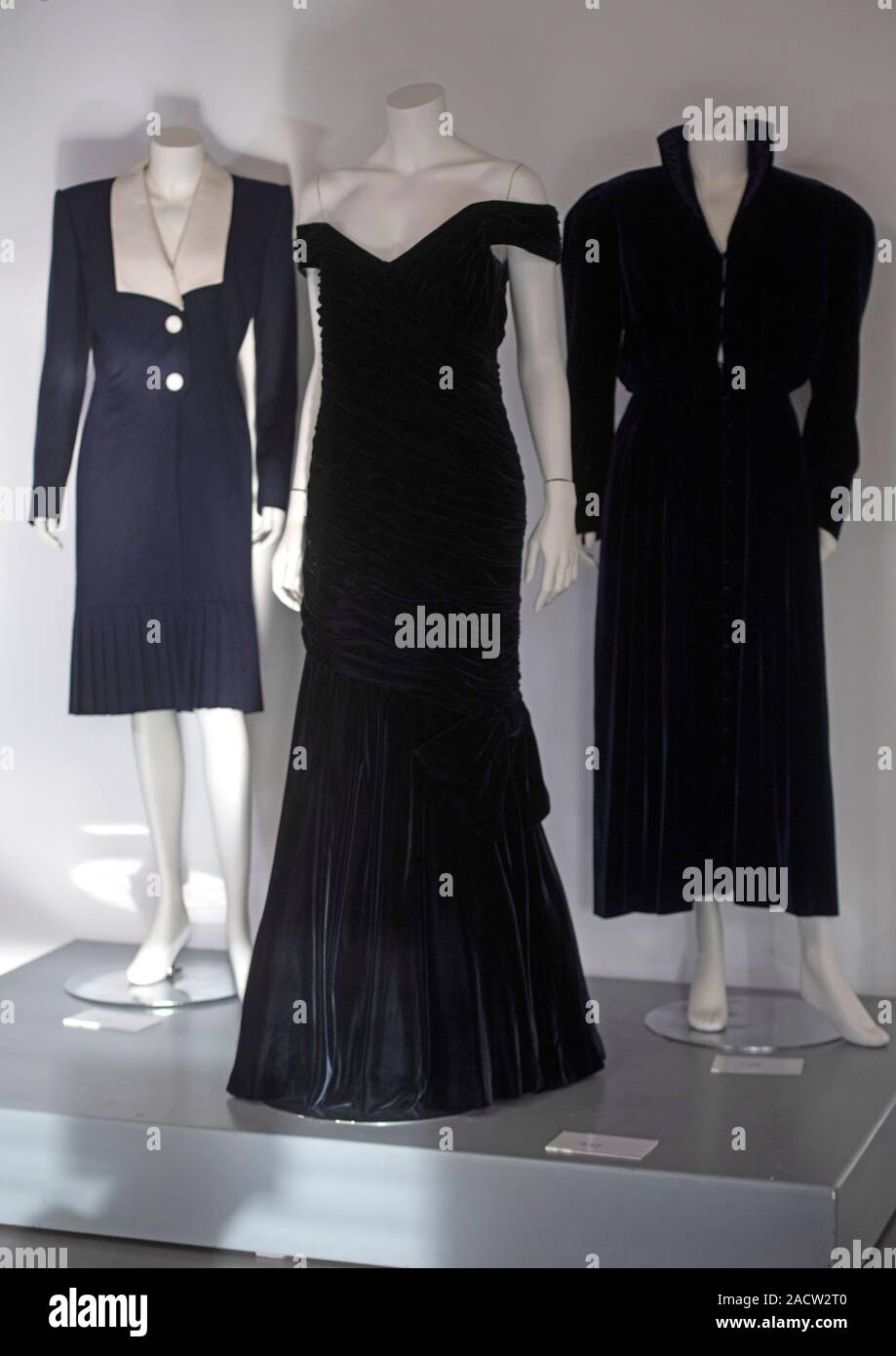 Une robe du soir centre porte par Diana princesse de Galles quand elle a danse avec John Travolta a la Maison Blanche le show a Kerry Taylor Auctions dans le sud de