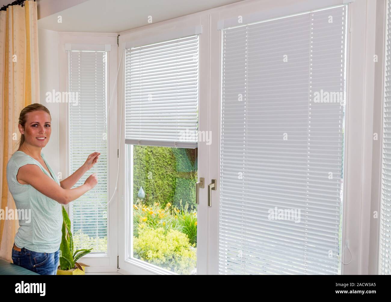 Descente femme blinds Banque D'Images