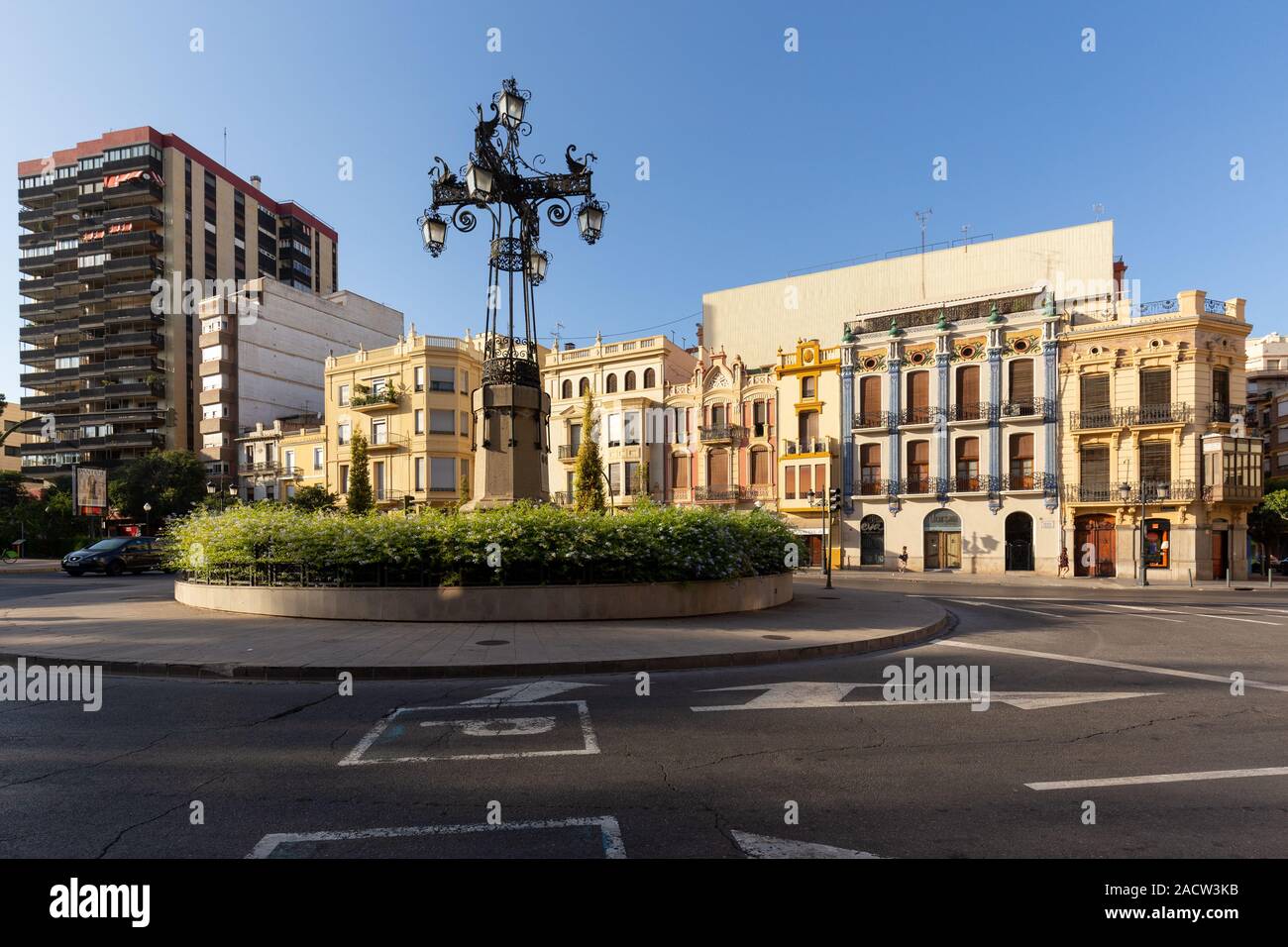 Lanterne en métal à Piaca iconique de la Independencia, Castellon de la Plana, Espagne - 2019.08.10. Coucher de soleil sur le célèbre monument - vieux, lanterne en métal à 100 Banque D'Images