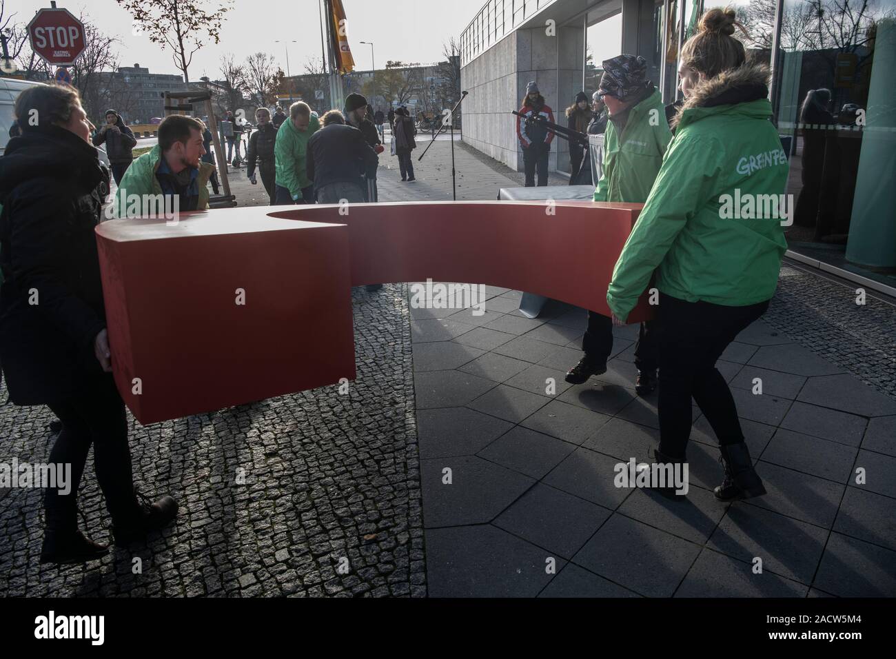 Berlin, Allemagne. 06Th Dec, 2019. Les membres de l'organisation environnementale Greenpeace porter le 'C', qu'ils avaient volé à la CDU, parti fédéral du siège le 21 novembre 2019. Crédit : Paul Zinken/dpa/Alamy Live News Banque D'Images