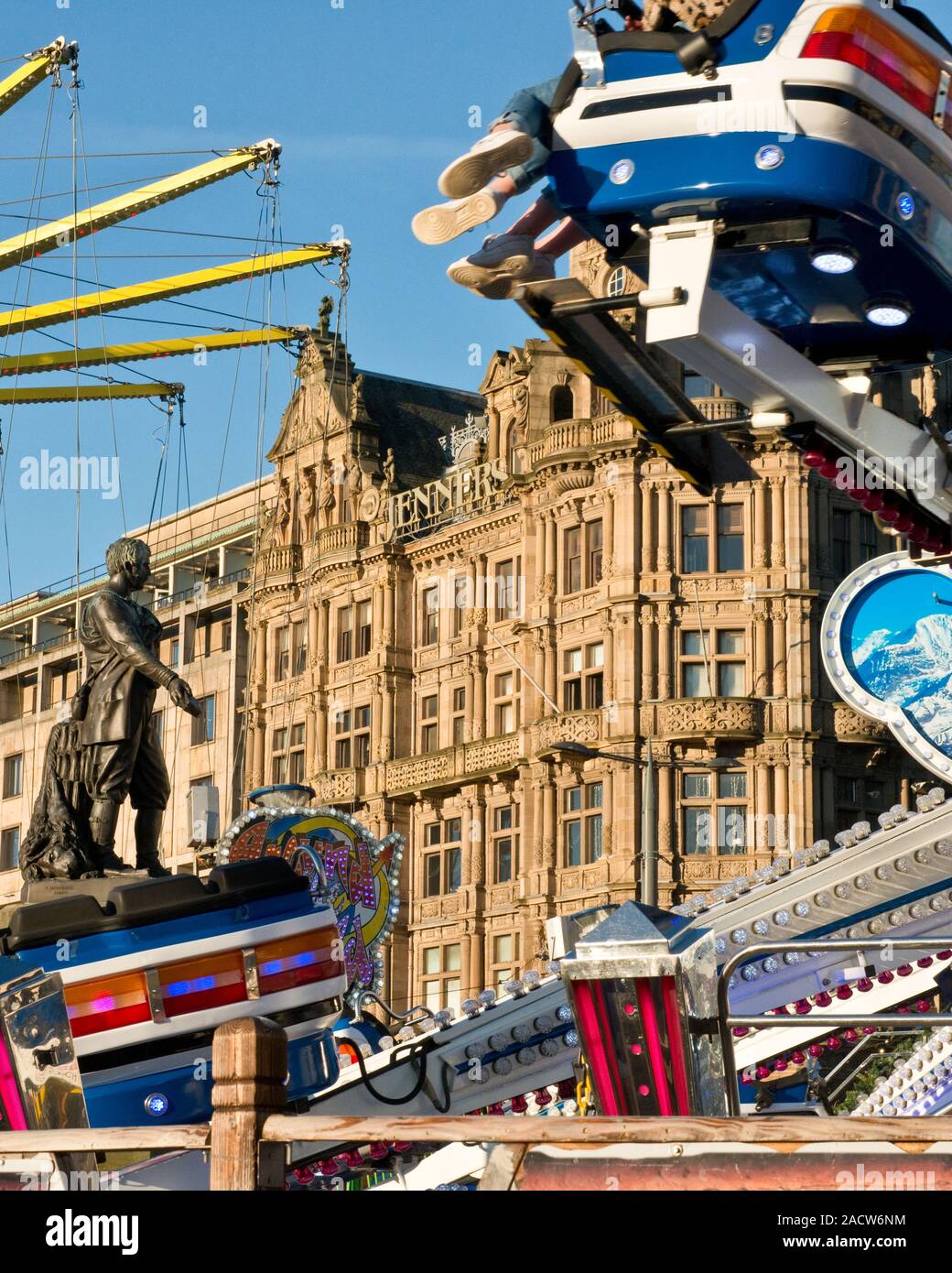 Yeti et Star Flyer manèges forains. Marché de Noël d'Édimbourg et juste. Magasin Jenners sur Princes Street en arrière-plan. L'Ecosse Banque D'Images