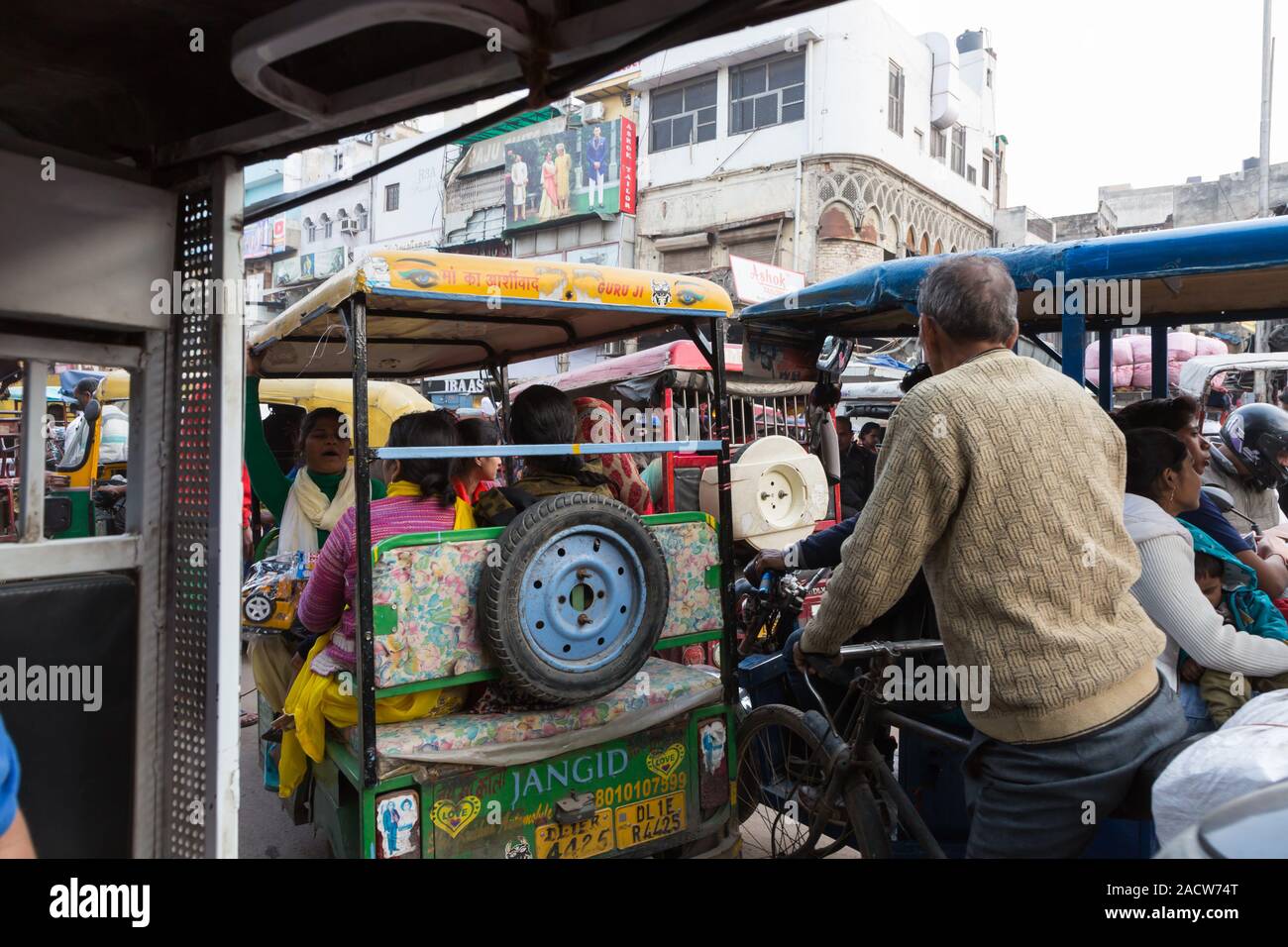Les gens et les pousse-pousse à Chandni Chowk Vieux Delhi en Inde Banque D'Images