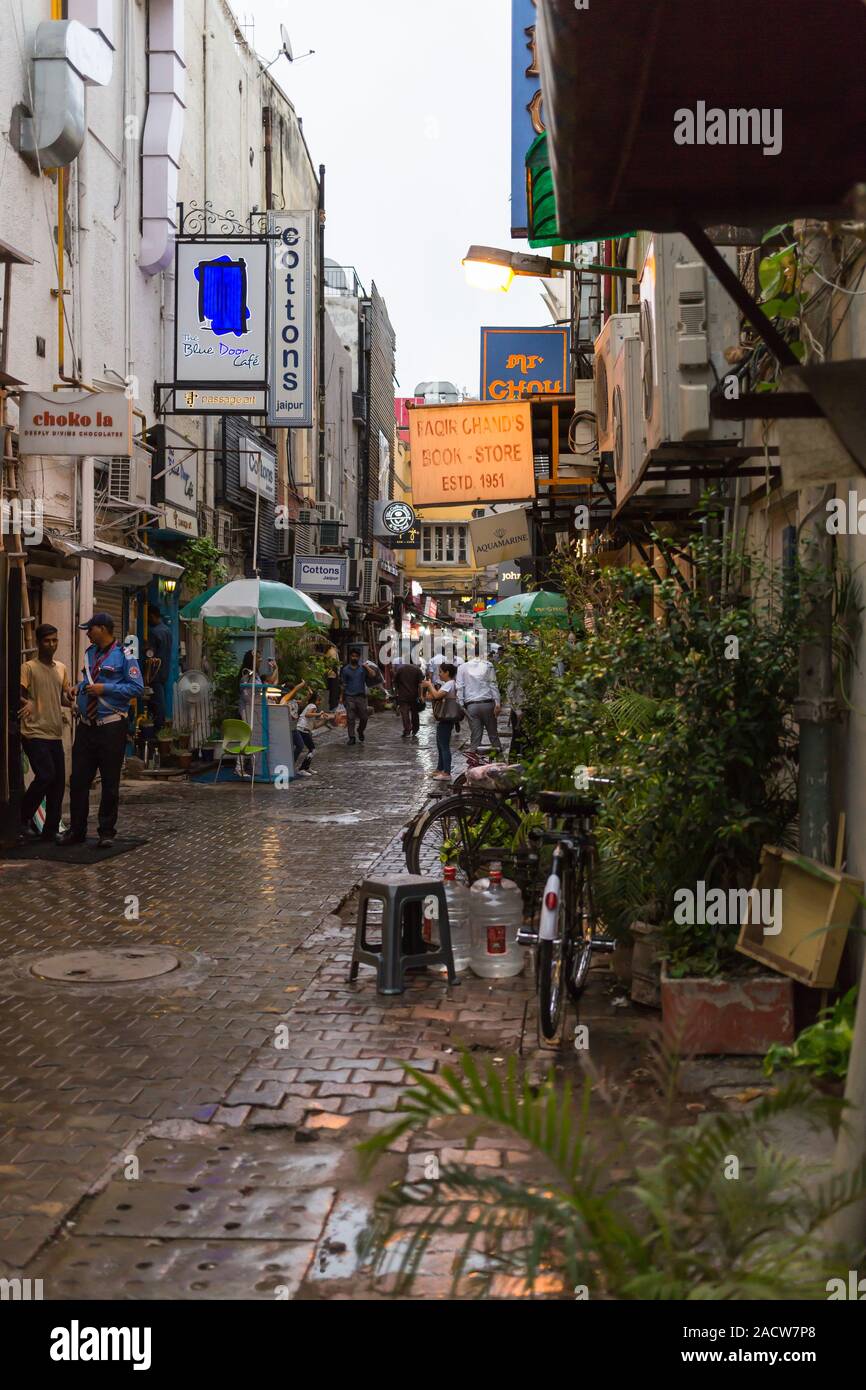 La mousson et la pluie à Khan market voie intérieure à New Delhi Inde Banque D'Images