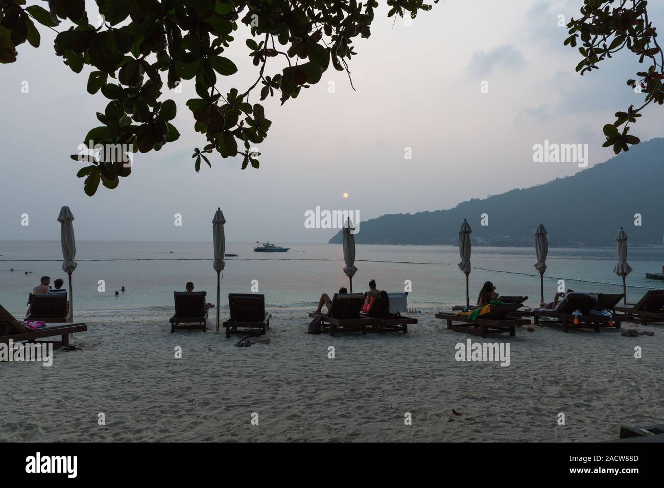 Coucher du soleil au cours de brume à îles Perhentian à Terengganu en Malaisie Banque D'Images