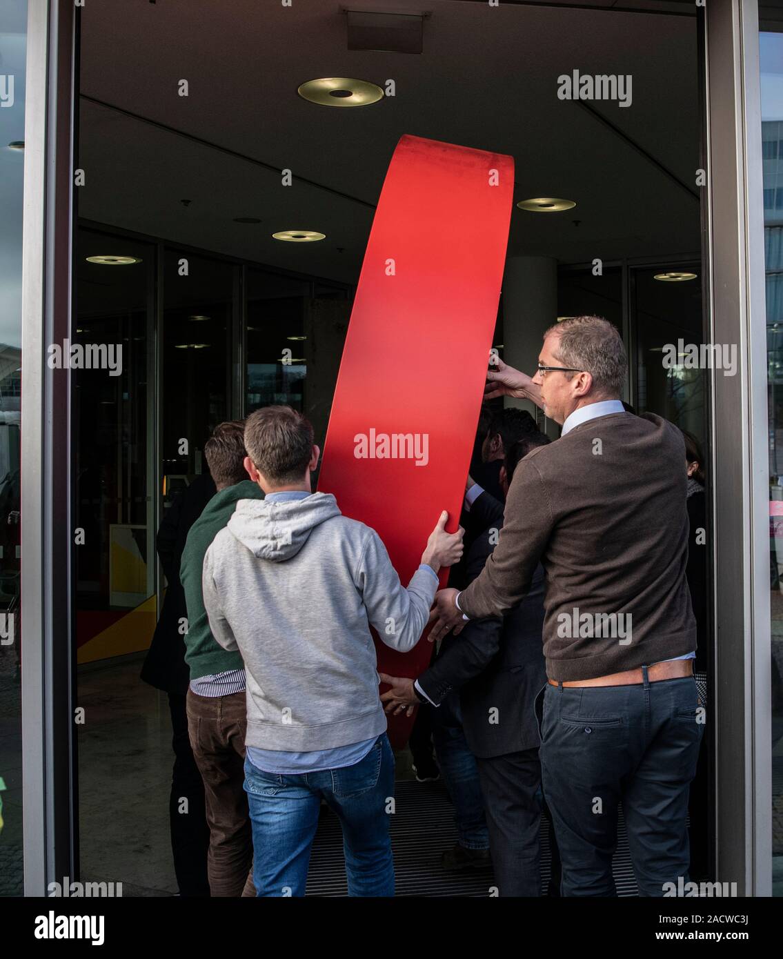 Berlin, Allemagne. 06Th Dec, 2019. Les employés de l'administration centrale du parti fédéral CDU poursuivre le 'C' dans le quartier général du parti fédéral qui, militants de l'organisation de protection de l'environnement Greenpeace a volé dans le quartier général du parti fédéral il y a quelques jours et j'ai maintenant présenté de nouveau. Crédit : Paul Zinken/dpa/Alamy Live News Banque D'Images