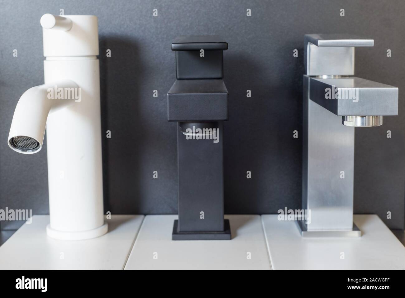 Une variété de robinets robinets sur un plateau blanc dans un magasin de détail. Robinets de lavabo Robinets de lavabo,. Génie sanitaire shop Banque D'Images