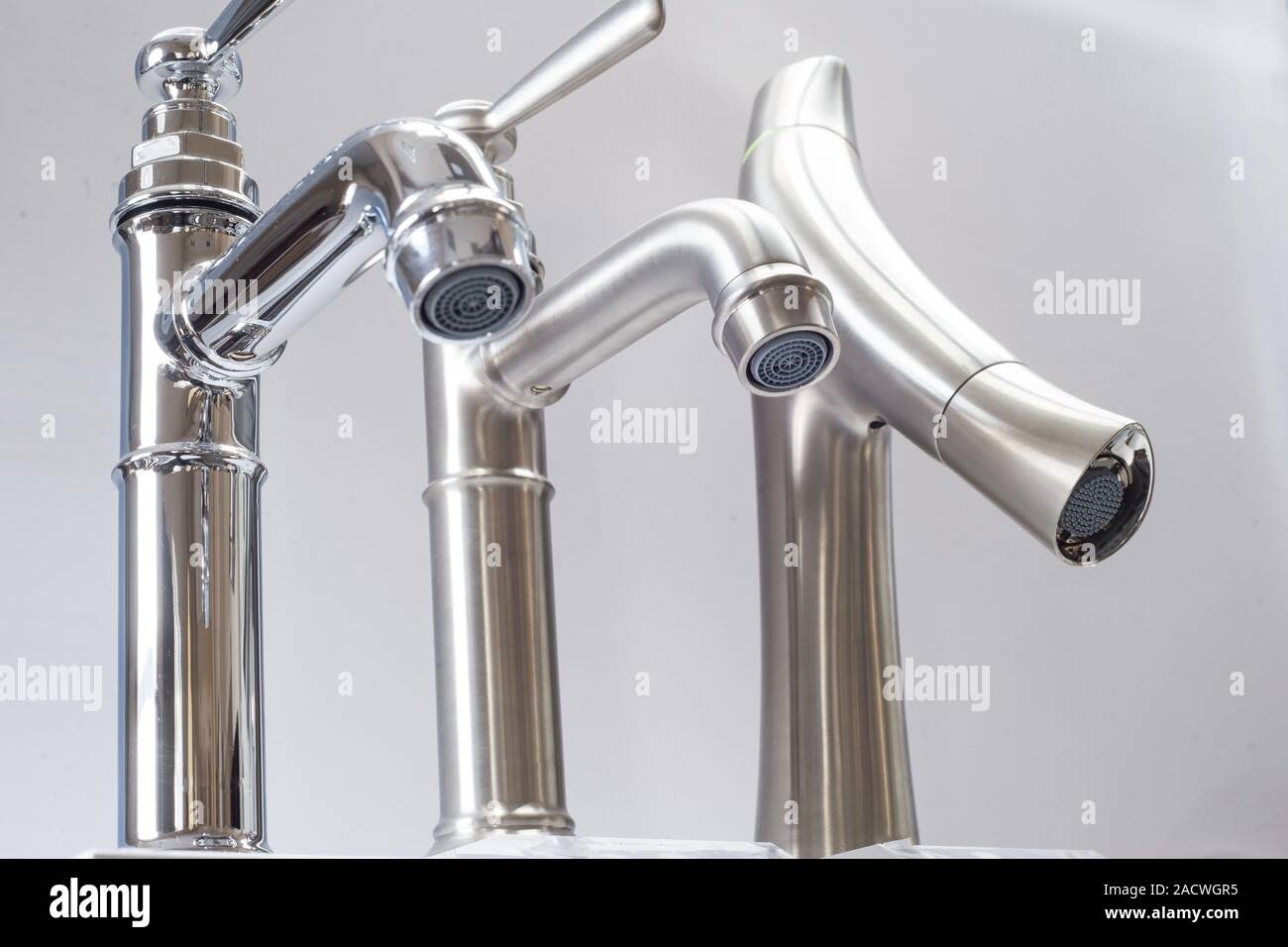 Une variété de robinets robinets sur un plateau blanc dans un magasin de  détail. Robinets de lavabo Robinets de lavabo,. Génie sanitaire shop Photo  Stock - Alamy