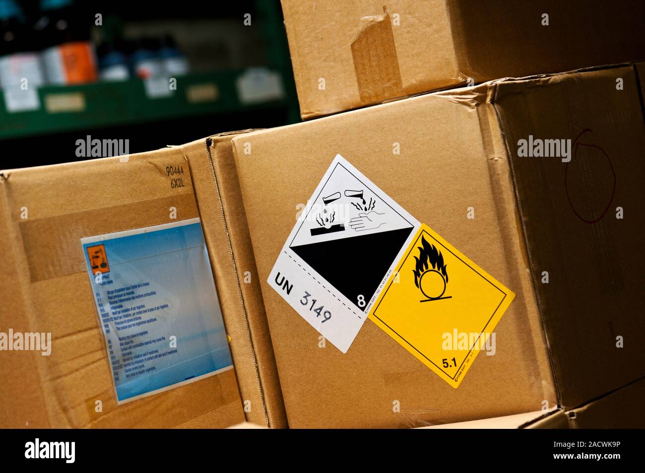 Des étiquettes d'avertissement chimique sur une boîte. Ces étiquettes préviennent que le contenu sont corrosifs et inflammables. Banque D'Images