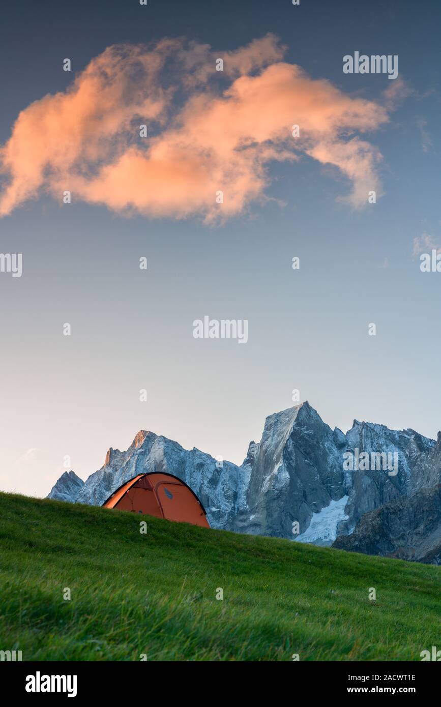 Tente dans les vertes prairies avec vue sur le Piz Badile et Cengalo, Tombal, Soglio, Val Bregaglia, canton des Grisons, Suisse Banque D'Images