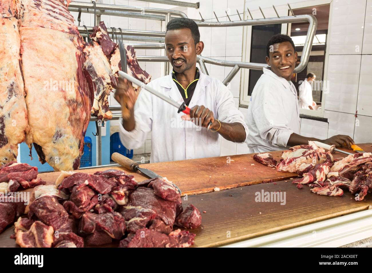 Affûtage d'une lame de boucher à un pari de siga (une boucherie et restaurant) à Addis Abeba, Ethiopie Banque D'Images