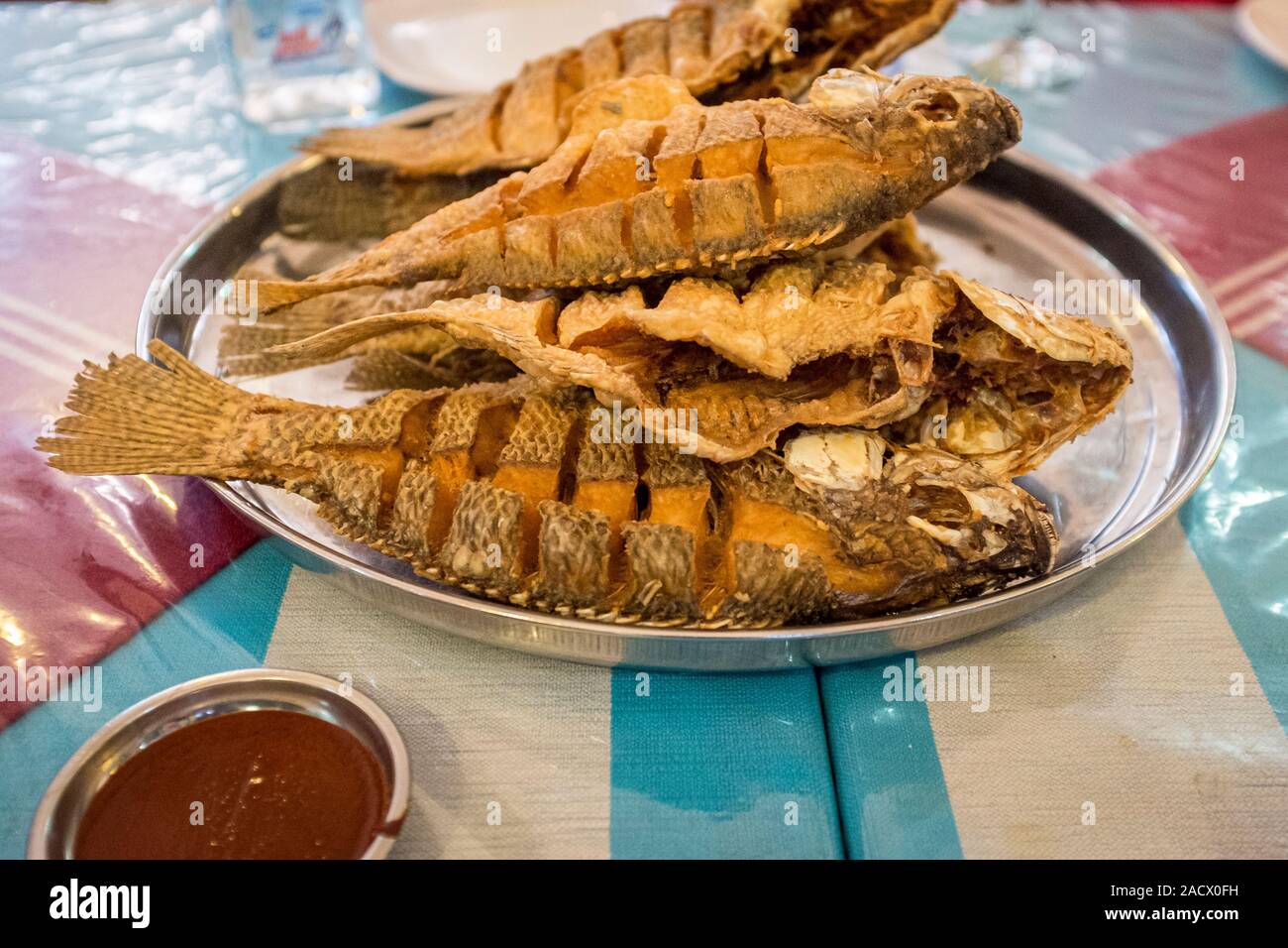 Le poisson tilapia frit servi dans un restaurant à Addis Ababa, Ethiopie Banque D'Images