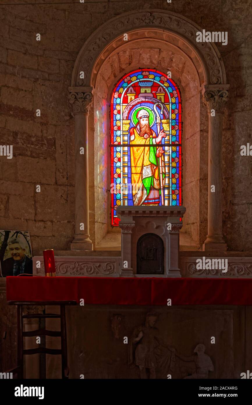 Vitrail, derrière l'autel latéral, coloré, l'art religieux, l'évêque, fête votive lumière allumée, Saint Martin de Chapaize Eglise Catholique, Saône-et-Loire Banque D'Images