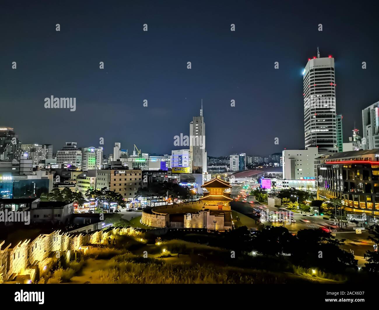 Porte Dongdaemun et des anciens remparts de la ville pendant la nuit, Séoul, Corée du Sud Banque D'Images