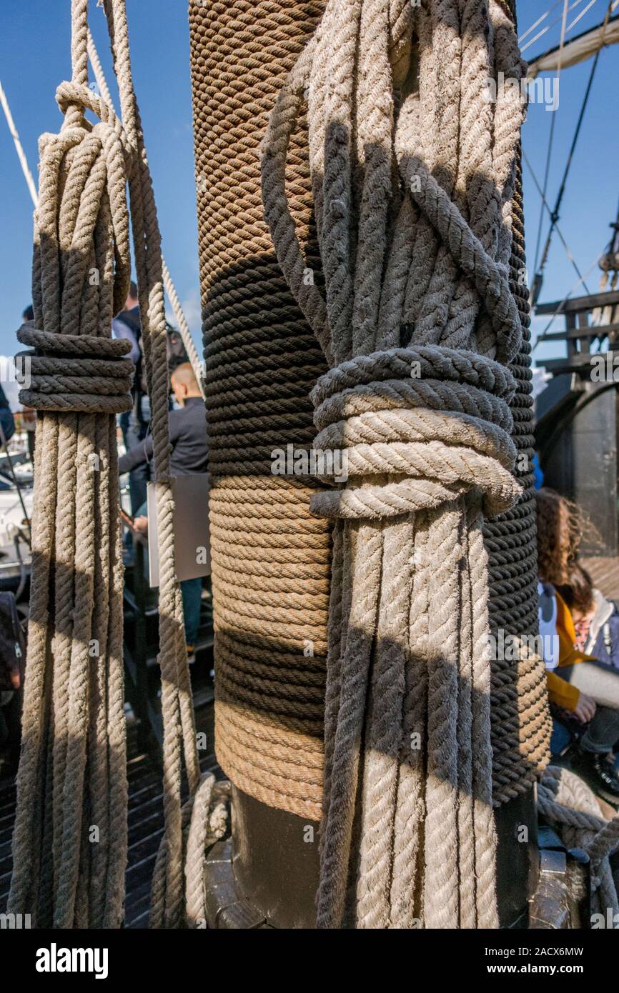 Cordes à bord de vieux galion espagnol, Nao Victoria, navire, navire, bateau du 16ème siècle est visité par des personnes, Port de Fuengirola. L'Espagne. Banque D'Images