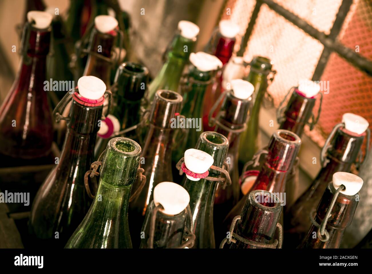 Vieux les bouteilles de bière dans une caisse en bois Banque D'Images