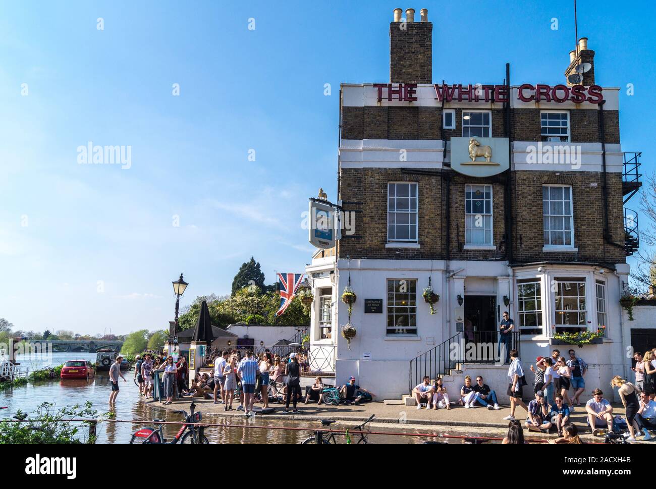 Croix blanche public house par la Tamise, Richmond, Surrey, Angleterre, inondé à marée haute Banque D'Images