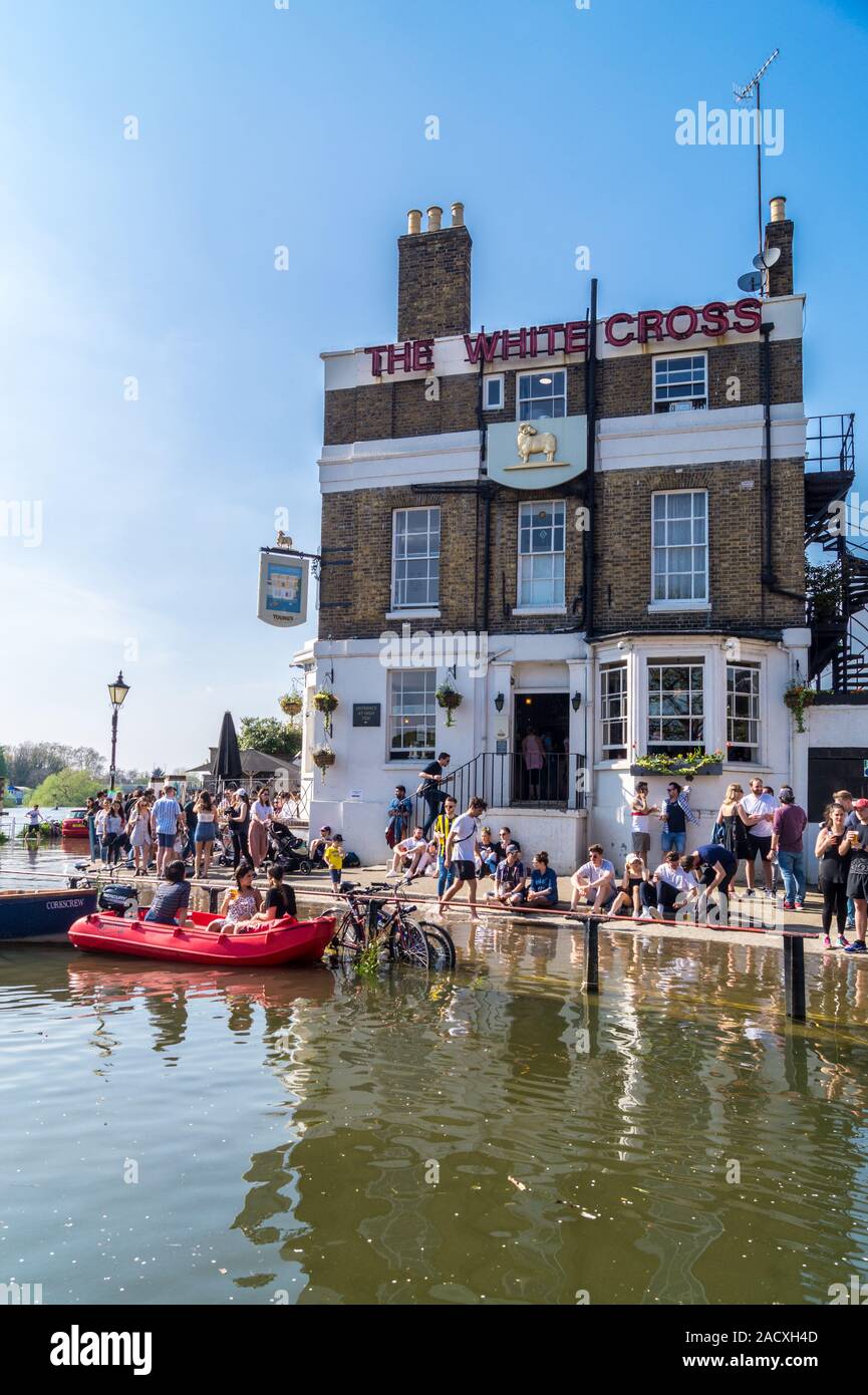 Croix blanche public house par la Tamise, Richmond, Surrey, Angleterre, inondé à marée haute Banque D'Images