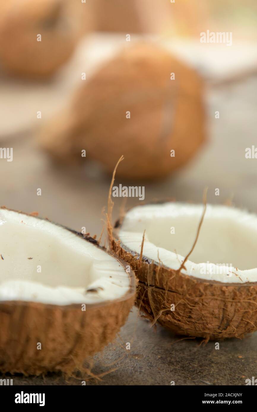 Deux pièces sur coconut fissurée isolée Banque D'Images