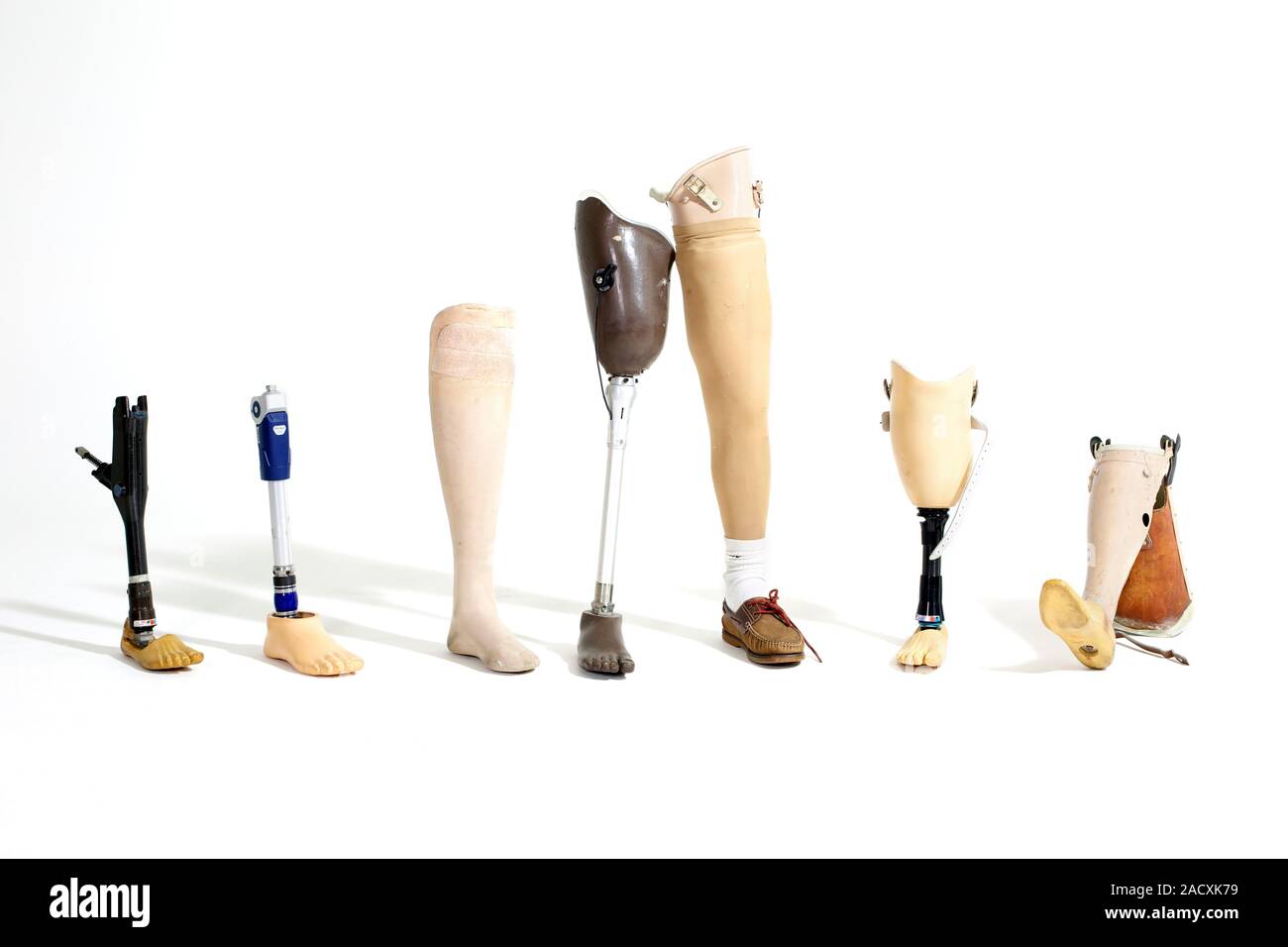 Une sélection de prothèses de jambes. Banque D'Images