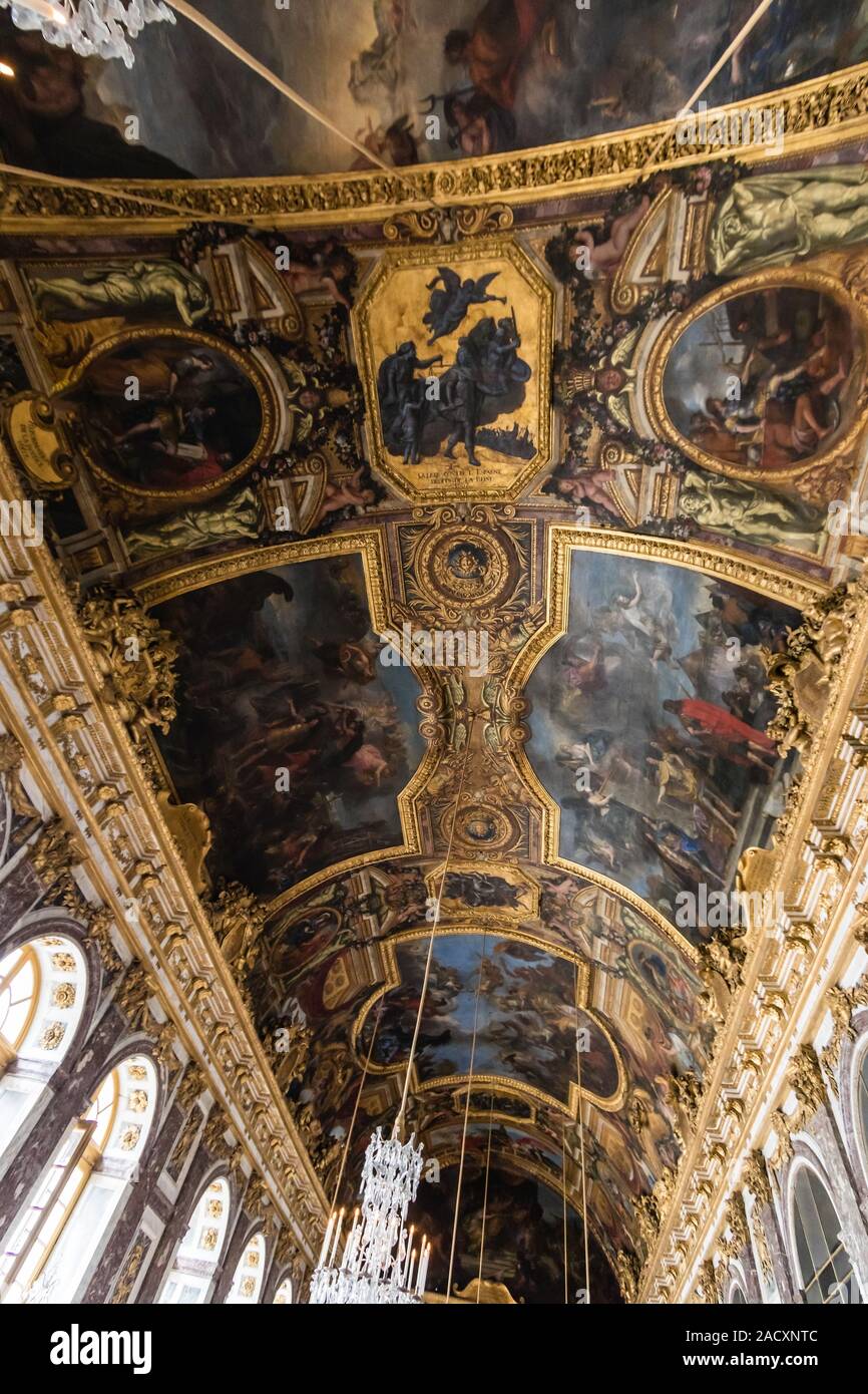 La Peinture Du Plafond De La Galerie Des Glaces Chateau De Versailles Photo Stock Alamy