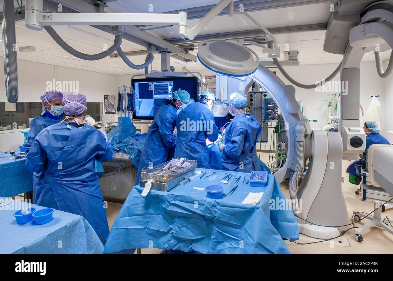 Le cathétérisme cardiaque. Chirurgiens insérer un cathéter dans le sang d'un patient navires