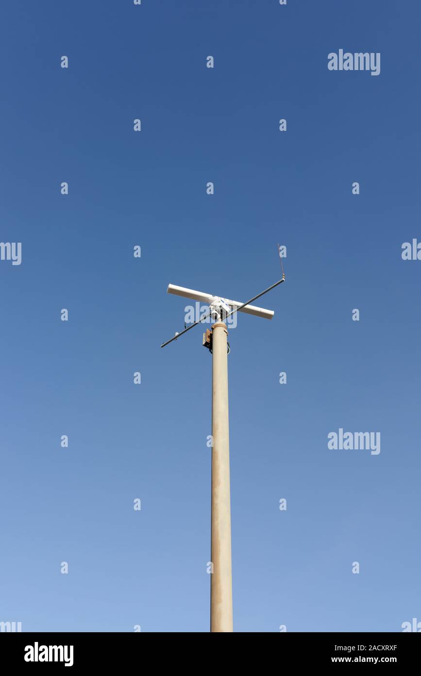 Radar côtier monté sur colonne d'éclairage, vue à angle bas, avec fond bleu ciel sur le front de mer de cleveleys sur la côte fylde dans lancashire royaume-uni Banque D'Images