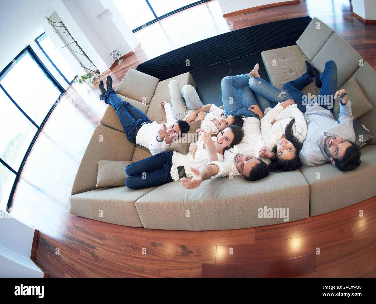 Groupe d'amis se relaxer à la maison Banque D'Images