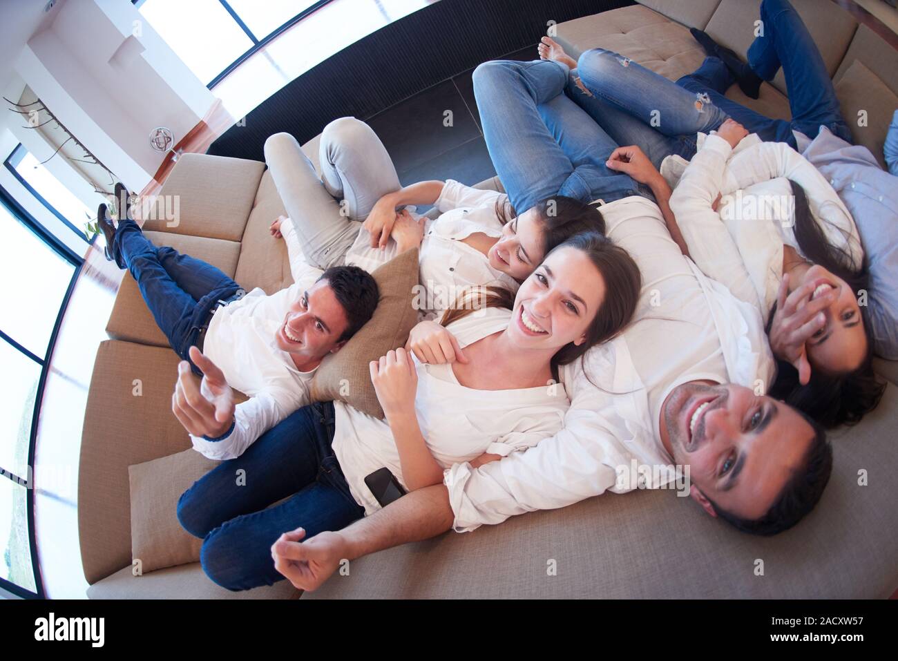 Groupe d'amis se relaxer à la maison Banque D'Images