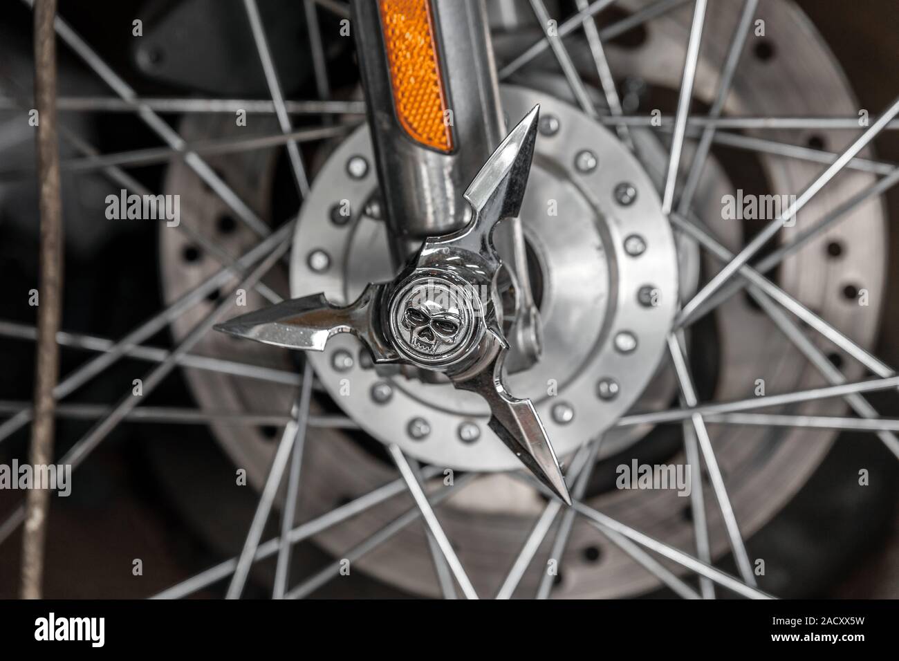 Close up sur moto roue avec la partie du crâne. Banque D'Images