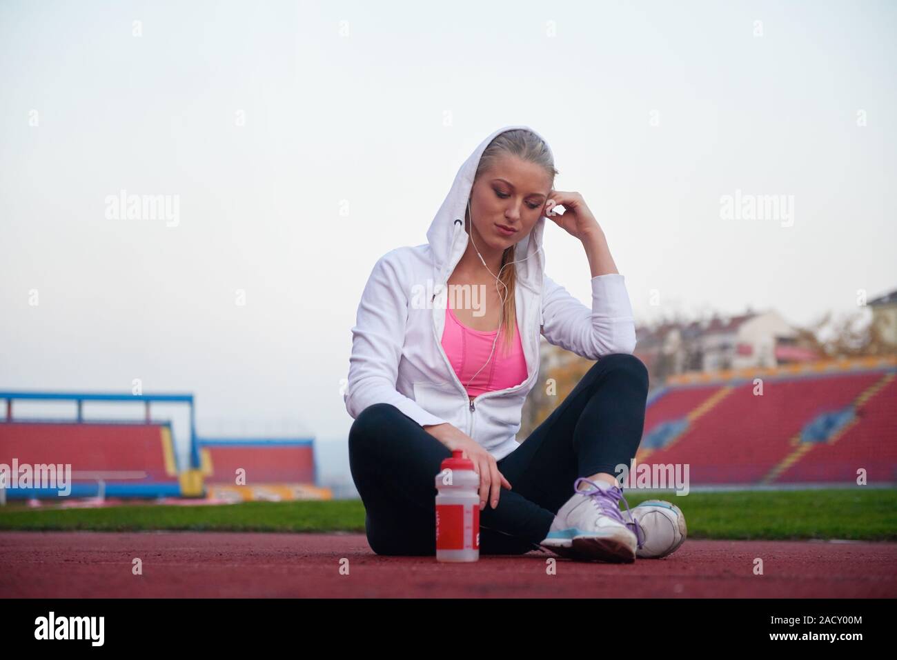 Femme sportive sur piste de course athlétique Banque D'Images